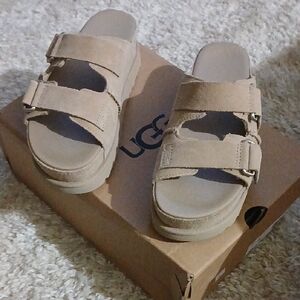 NWOT UGG PLATFORM SUEDE SANDALS